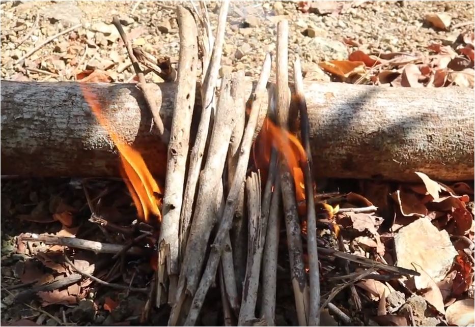 How To Build a Lean To Fire Lay (Windy & Light Rain) – InstaFire